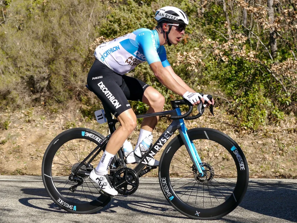 Cycliste Benoît Cosnefroy sur un vélo de route Van Rysel.